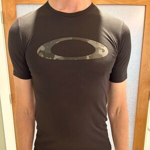 Oakley short sleeved black men’s tee with camouflaged insignia on front chest